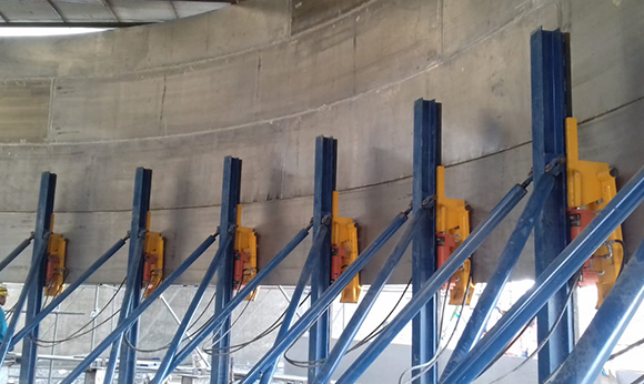 Hydraulic jacks with lifting hooks used to erect absorber or scrubber tanks, no welding of cleats to C-276 liner material