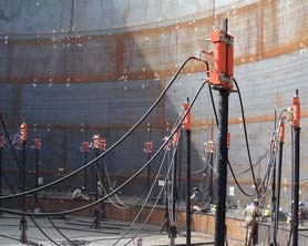 Hydraulic jacks used to lift external floating roof deck of a storage tank upto initial level; tank lifting hydraulic jacks 12 MT capacity
