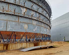 Jacks that don’t need welding to tank; retractable jacks allow the use of automatic girth welding machines for inside welding of API 650 storage tanks