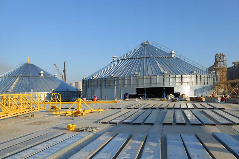 Hydraulic telescopic jacks each of 5.5 ton capacity used to erect grain storage silos, jacks for erecting SYMAGA grain silos
