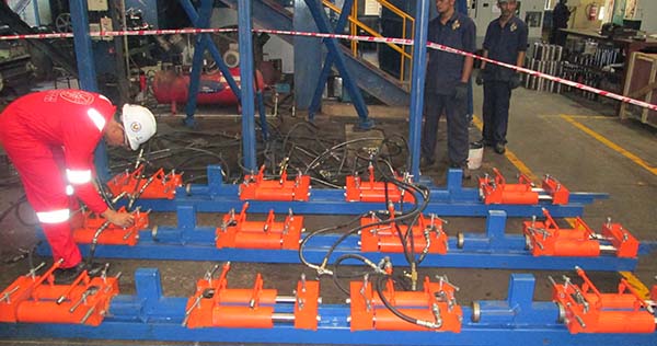 manufactures hydraulic jacks for tank lifting 