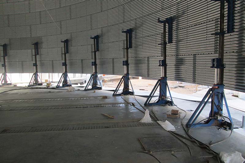 Erection of bolted tanks and grain storage silos using hydraulic jacks instead of A-frames, jacks for erecting CST tanks