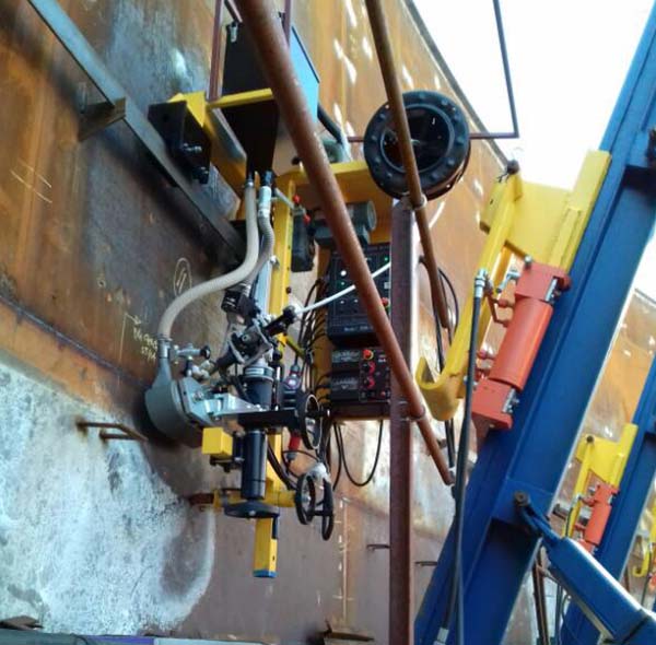 Lift and weld system for tank construction, 18 ton capacity retractable jacks with lifting hooks, internal horizontal welding using automatic SAW machine