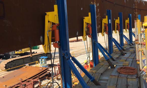 18 ton capacity tank lifting retractable jacks with lifting hook, 102 metre diameter tank at Exxon Mobil Singapore