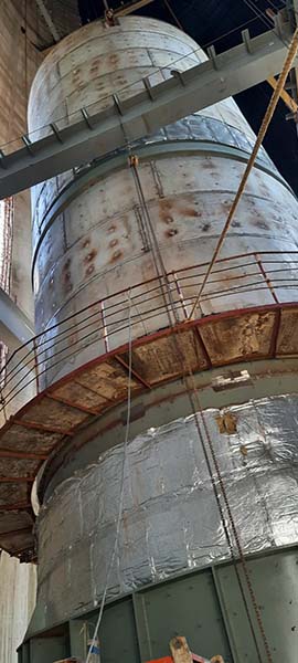 Hydraulic strand jacks for erection of chimney flues, multi-strand jacks