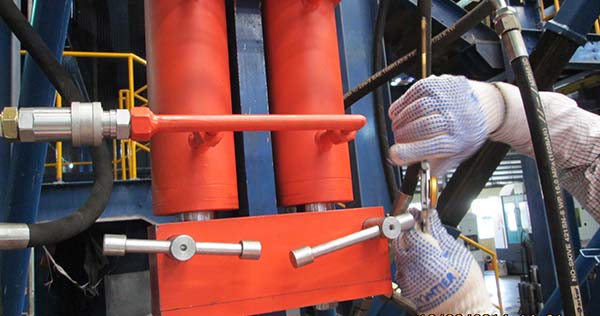 Bygging fabrica gatos hidraulicos para elevacion