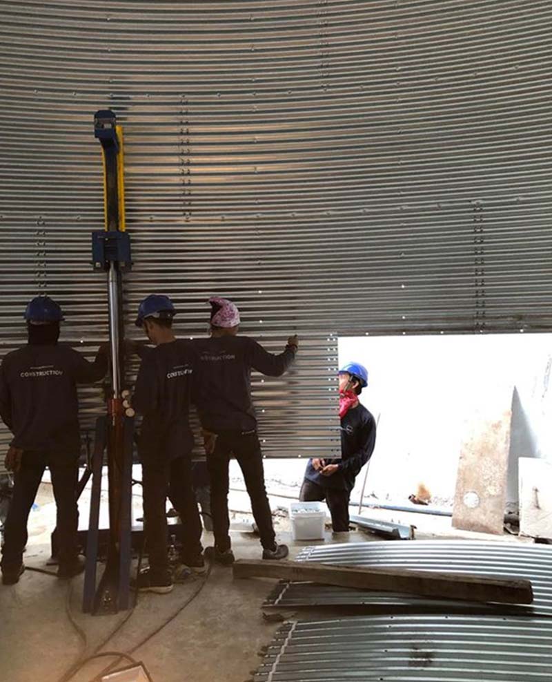  Erecting grain storage silos using hydraulic jacks instead of chain blocks saves manpower and erection time, jacks for erecting Silos Cordoba steel silos