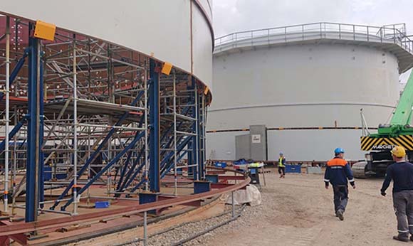 Hydraulic jacking system for tank erection, jacks that don’t need welding to tank shell