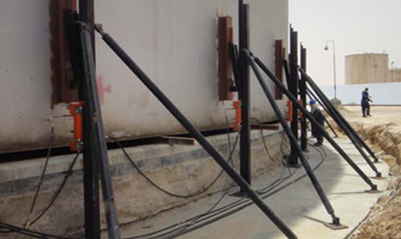 12 ton tank lifting jacks for tank repair, tank lifted up at Aramco, Al-Khafji Saudi Arabia using hydraulic tank jacking system