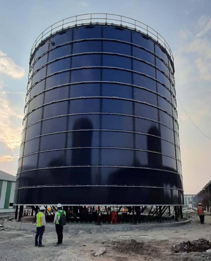 Erection of bolted tanks using hydraulic jacks