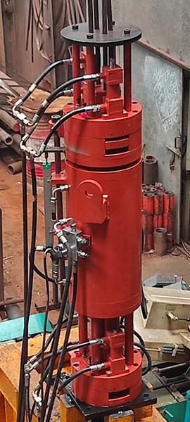 Hydraulic multi-strand jacks for heavy lifting, lifting and lowering of heavy loads using strand jacks