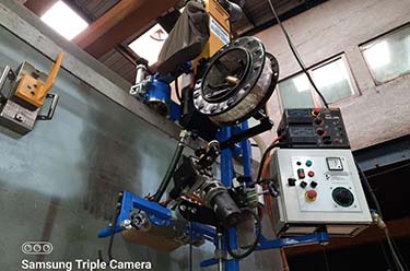 Rail fixed to tank shell using permanent magnets