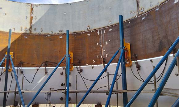 Bygging sells and rents hydraulic jacks for tank erection that do not need lifting cleats to be welded to the tank shell; tank lifting jacks with lifting hooks or lifting claws from Bygging Infrastructure India and Indonesia