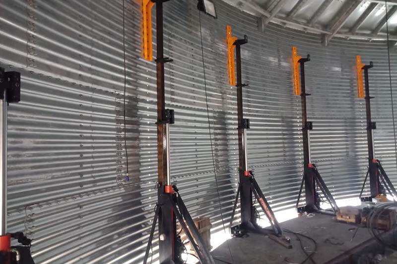 Lifting of grain storage silos using telescopic type hydraulic jacks, jacks for erecting GSI AGCO grain silos