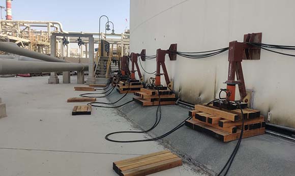 Hydraulic jacks for API-650 tank repair available for purchase and rent from Bygging Infrastructure; 35 ton jacks with wooden runners for tank maintenance